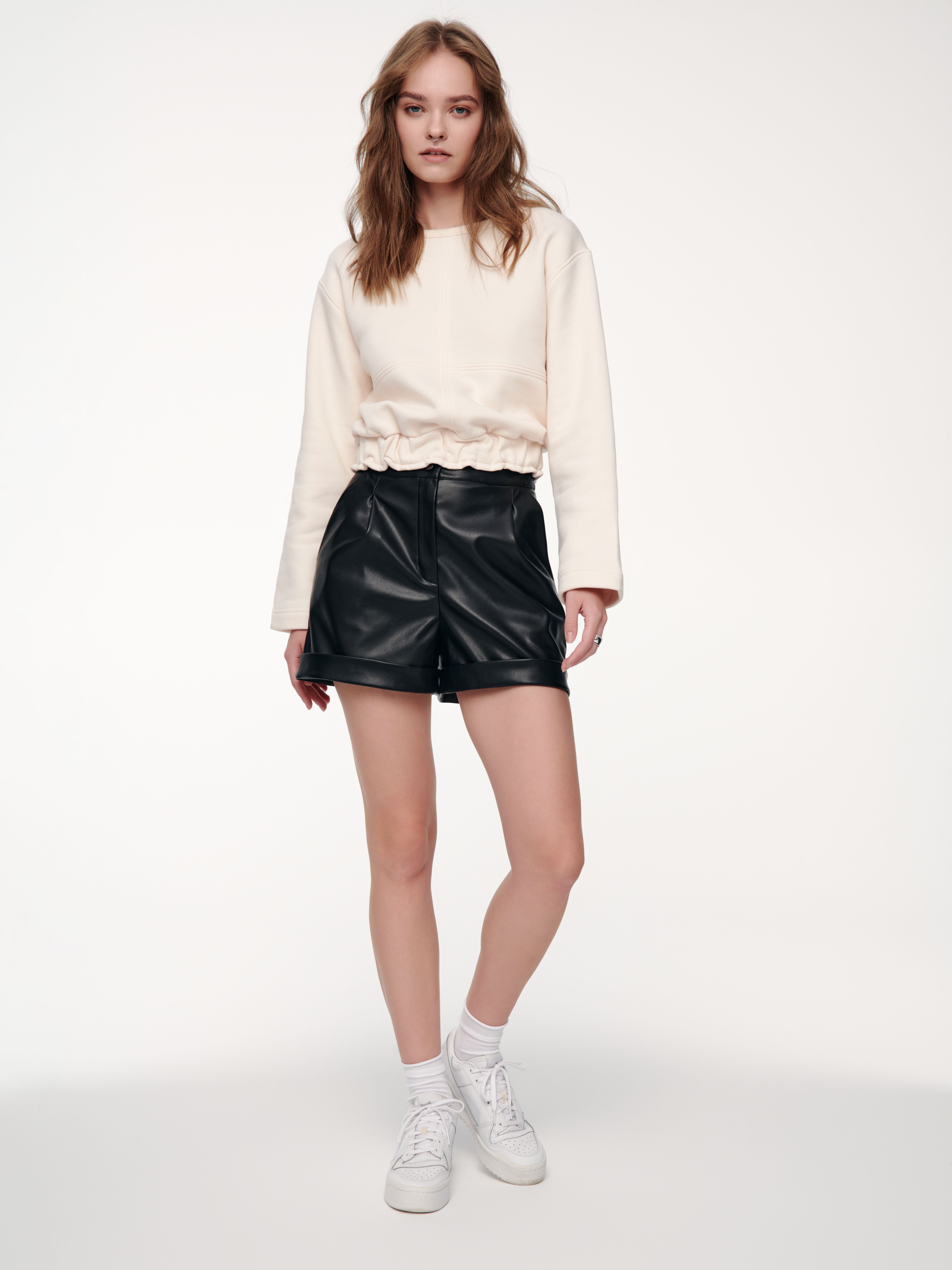 Mini-шорты из экокожи с боковыми карманами и манжетами LS 2418 Conte ⭐️, цвет black, размер 170-84-90/xs