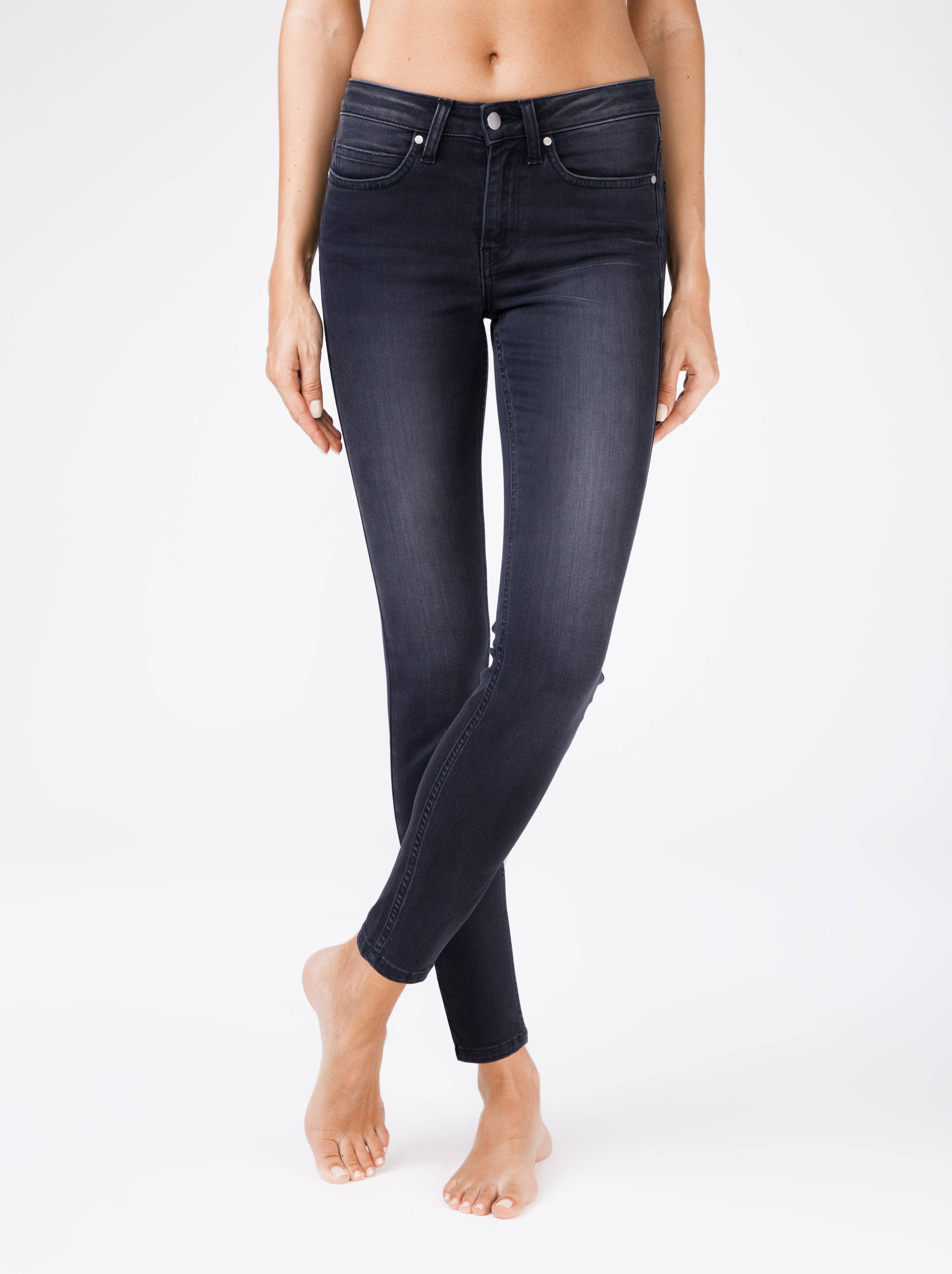 Моделирующие джинсы из премиального денима 