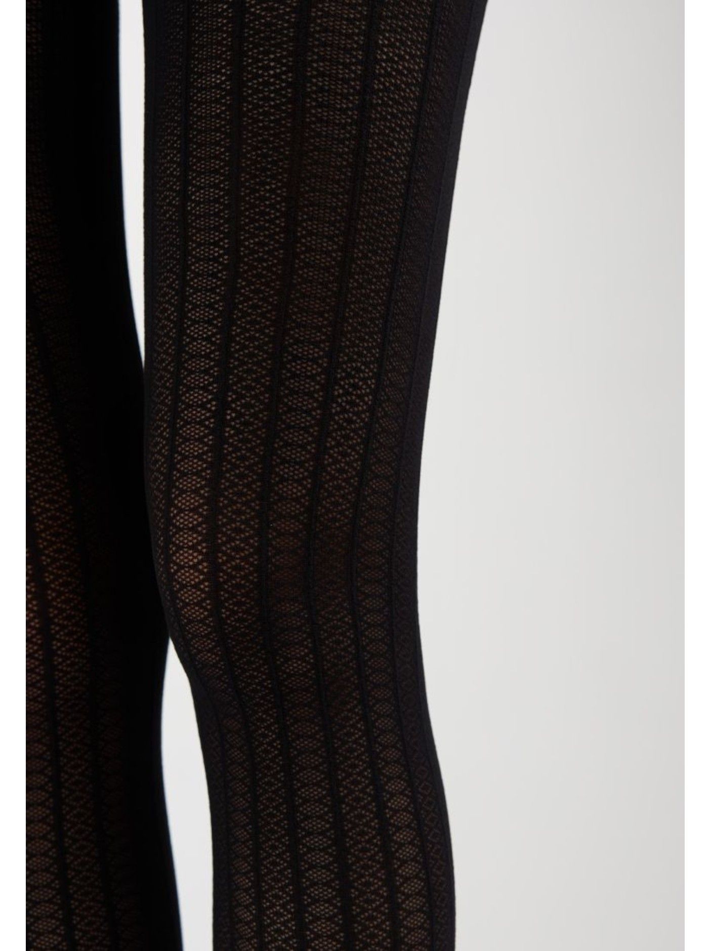 Жасырын камера экспозицияшылары Тарзан жігіт өзінің үлкен мүшесін көрсетеді