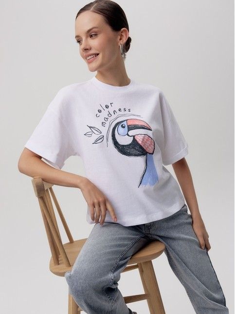 Белая футболка из хлопка с манжетами по рукавам и рисунком "Color madness" LD 2680 - купить в интернет-магазине Conte