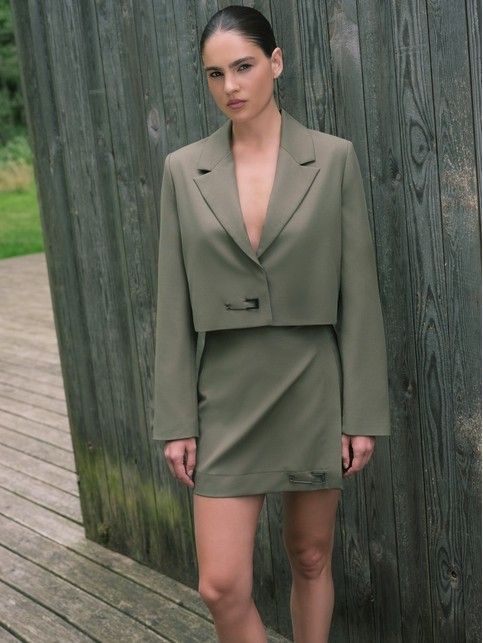 Укороченный жакет из костюмной ткани с декоративной булавкой LJ 3255 - купить в интернет-магазине Conte