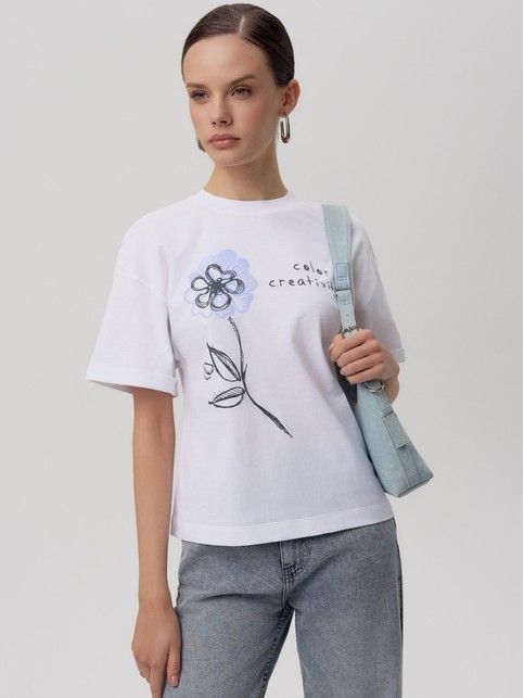 Белая футболка из хлопка с манжетами по рукавам и рисунком "Color creativity" LD 2680 - купить в интернет-магазине Conte