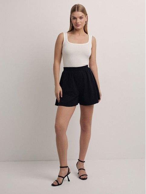 Базовый топ из вискозы в рубчик без рукавов LTD 2643