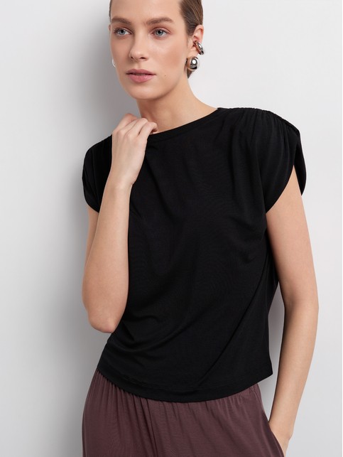 Футболки и топы для девушек