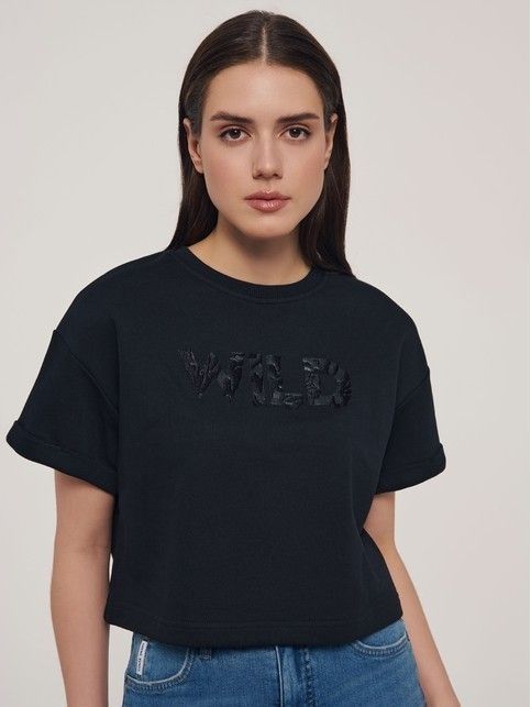 Футболка из футера с манжетами по рукавам и вышивкой «Wild» LD 2782