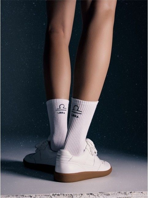 Удлиненные носки в рубчик с вышивкой «Весы»