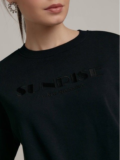 Укороченная футболка из футера с вышивкой «Sunrise» LD 2092