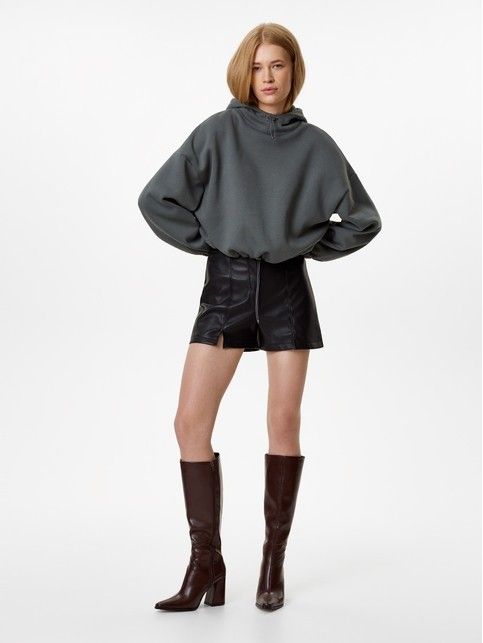 Шорты из экокожи с акцентными отсрочками и разрезами LS 3284 - купить в интернет-магазине Conte