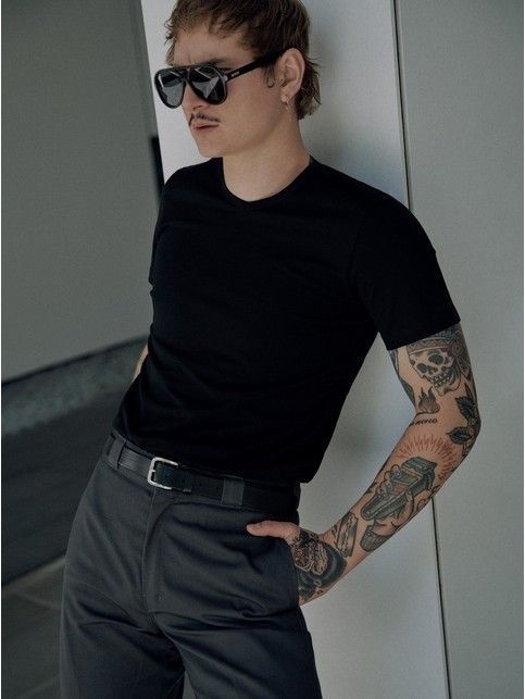 Футболка из хлопка с V-образным вырезом BASIC MEN MF 2025 (бандероль)