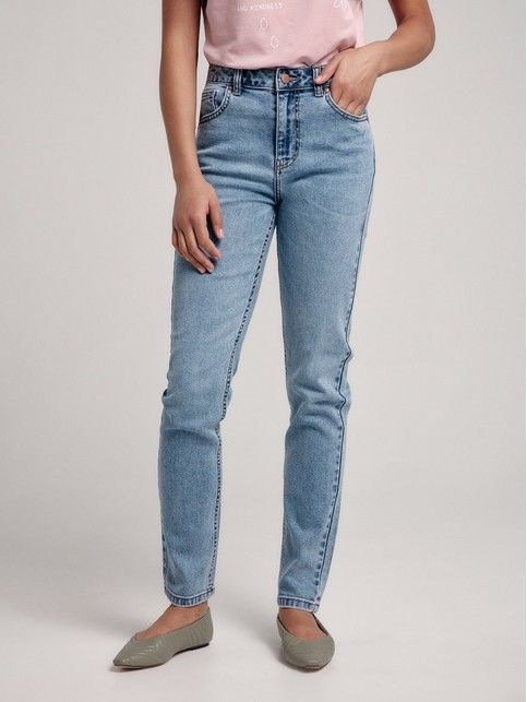 Джинсы Mom Fit облегающего кроя