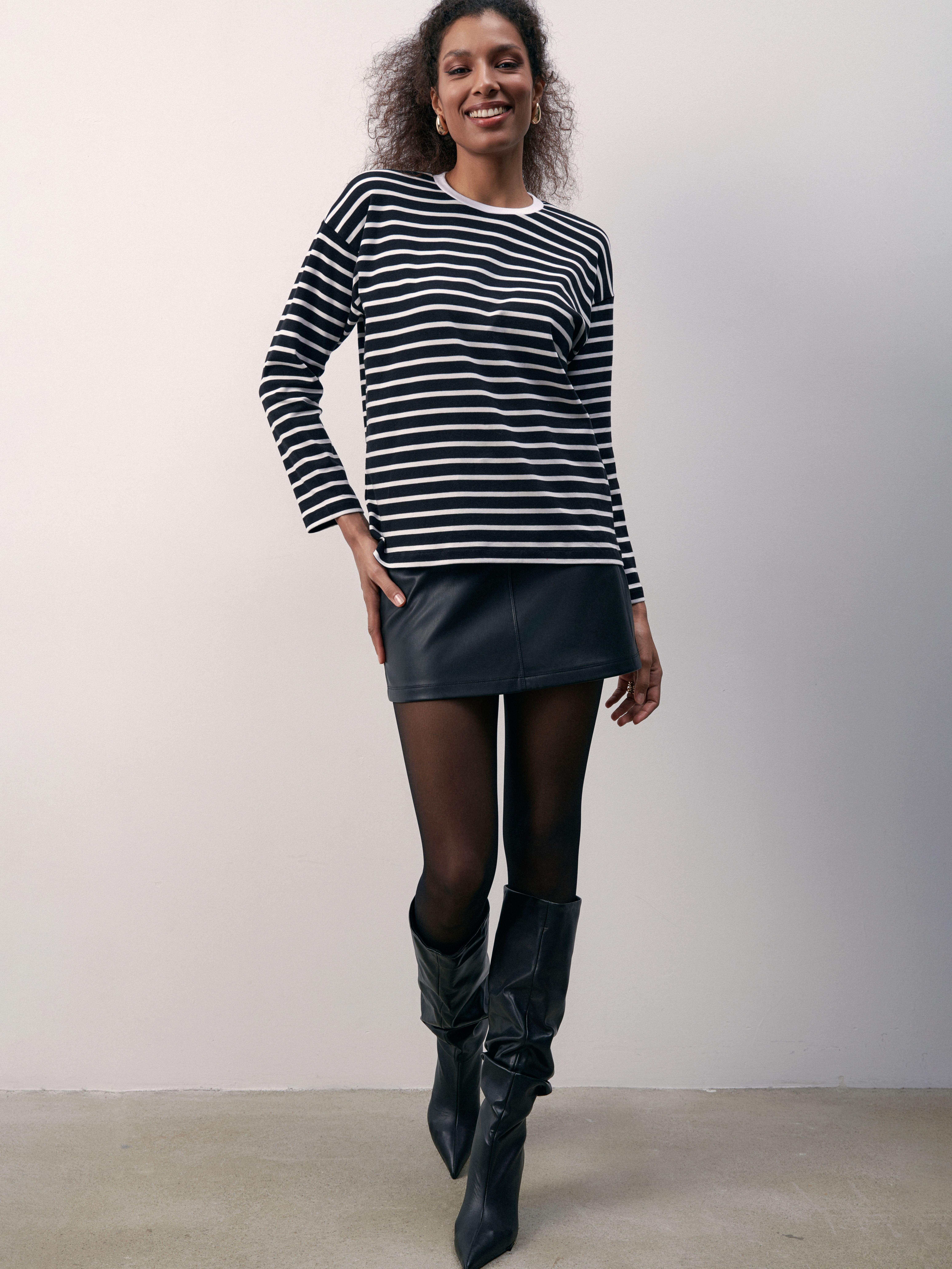 Mini-юбка из экокожи с карманами и декоративными хольнитенами LU 2433 Conte ⭐️, цвет black, размер 170-102/l